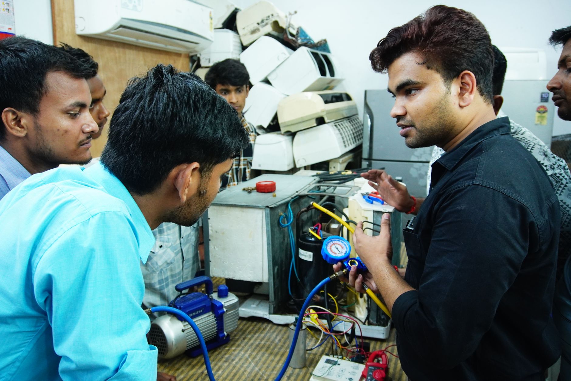 An HVAC technician demonstrating AC repair techniques, the kind of skilled work HVAC Google Ads in Richmond Hill campaigns need to connect with waiting customers